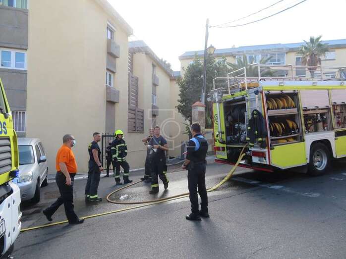 Dos dotaciones de bomberos en el lugar del siniestro/TA.